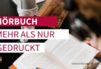 Hörbuch - mehr als nur gedruckt: Warum dein Buch auch gehört werden sollte, Abbildung: Ausschnitt eines Schreibtisches mit Buch, Mikrofon und Tastatur, im rechten Bildausschnitt Kopf mit Kopfhörern, www.treffpunktschreiben.at