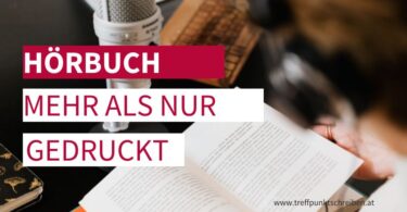 Hörbuch - mehr als nur gedruckt: Warum dein Buch auch gehört werden sollte, Abbildung: Ausschnitt eines Schreibtisches mit Buch, Mikrofon und Tastatur, im rechten Bildausschnitt Kopf mit Kopfhörern, www.treffpunktschreiben.at