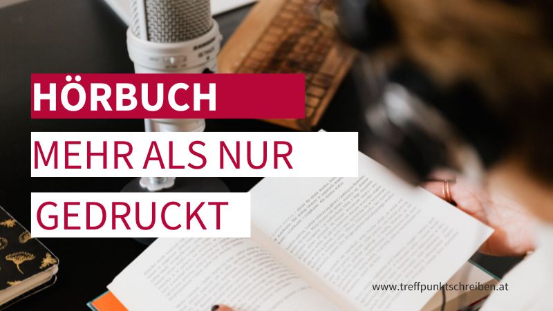 Hörbuch - mehr als nur gedruckt: Warum dein Buch auch gehört werden sollte, Abbildung: Ausschnitt eines Schreibtisches mit Buch, Mikrofon und Tastatur, im rechten Bildausschnitt Kopf mit Kopfhörern, www.treffpunktschreiben.at