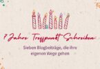 7 Jahre Treffpunkt Schreiben: Sieben Blogbeiträge, die ihre eigenen Wege gehen, Abbildung: Sieben gezeichnete Geburtstagskerzen mit Sonnenbrille, Koffer und Masche zum 7. Geburtstag von Treffpunkt Schreiben